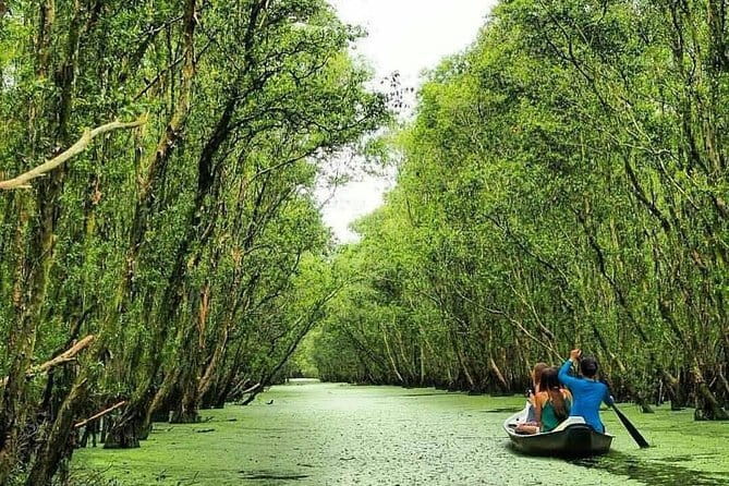 3 Days Cycling Mekong Delta - The real magic: Loc and Nhan keeping the day human