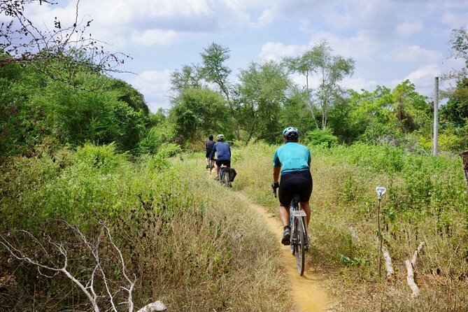 Bike And Boat Mekong Delta Cycling Tour - Lunch on the riverside: authentic Vietnamese food after the ride