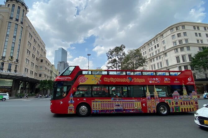 City Sightseeing Saigon Bus Tour - Red Route vs Blue Route: Start Times, Loops, and How Switching Works