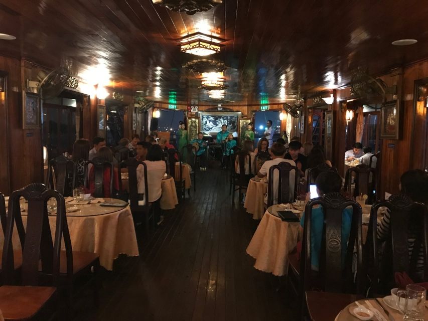 Deluxe Dining Cruise by DeluxeGroupTours - Where You Meet, and How Not to Lose Time in District 1