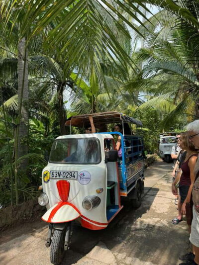 HCM: Mekong Delta Islands Boat & Tuk-Tuk Tour with Tastings - Vinh Trang Pagoda stop: a calm 30 minutes before the canals