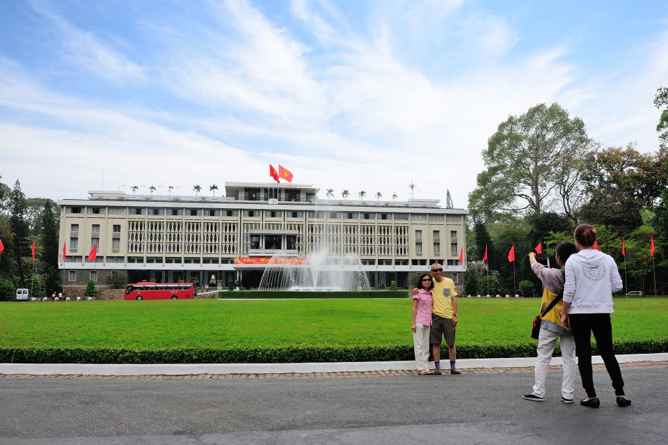 HCMC: English or German War History Tour: Tunnels & Museums - Stop-by-Stop Breakdown: Cu Chi Tunnels, Museum, and Palace in One Route