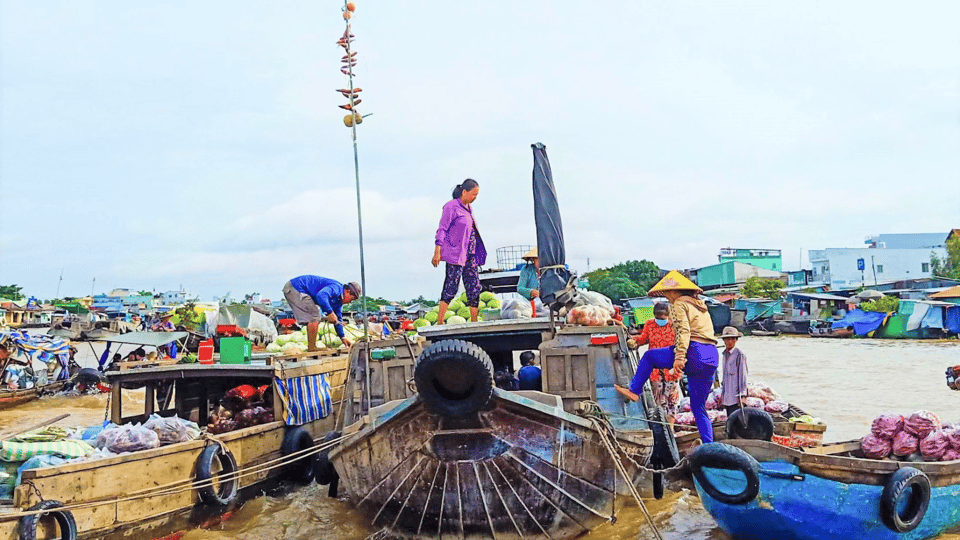 Ho Chi Minh: 1 Day Can Tho Floating Market & Cu Chi Tunnels - River Life Meets Workshops: Hu Tieu and Pineapple on the Boat