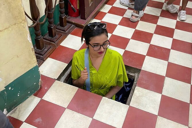 Ho Chi Minh City Private Tour with Young Local Female Guide - Ban Co Market (morning) and Nguyễn Thiện Thuật apartments: daily life in tight spaces