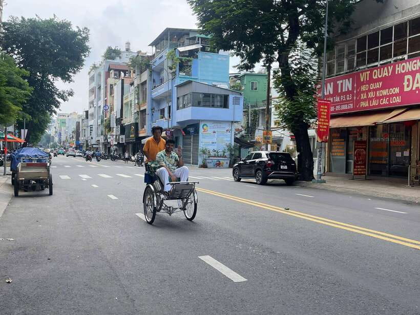 Ho Chi Minh City Sightseeing Panoramic Cycling Tour By Cyclo - Independence Palace, City Hall, and French colonial façades at street level