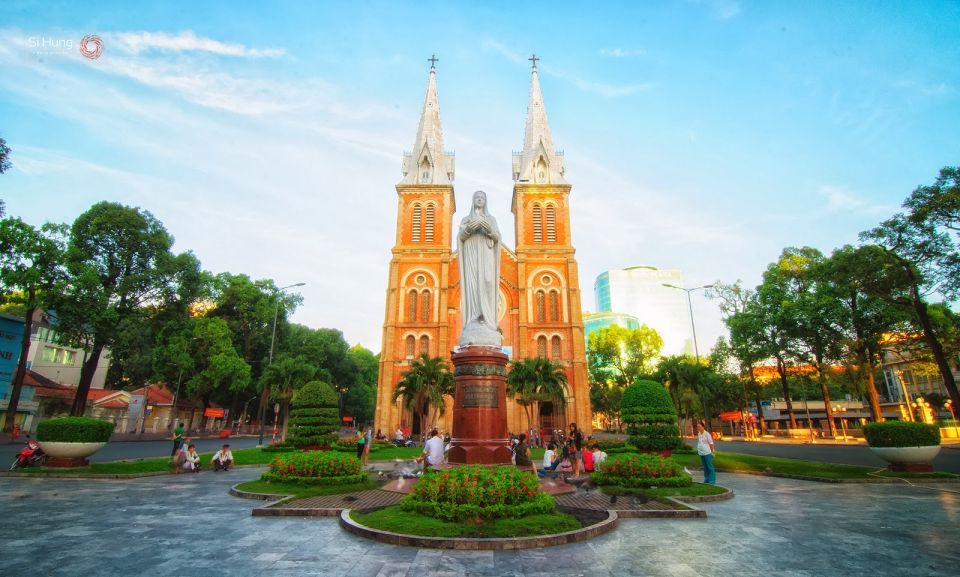 Ho Chi Minh: Historical City Scooter Tour - Chinatown, the Thien Hau Temple, Bird Market, and a Motorbike Market Scene