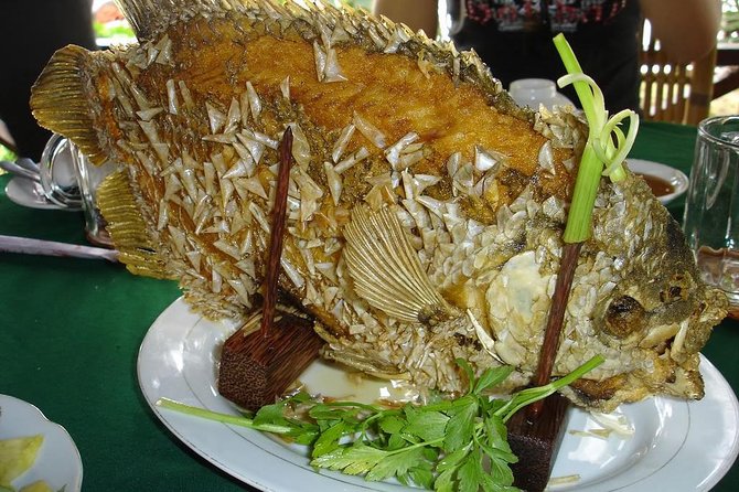 My Tho - Can Tho - Chau Doc 3 days private tour - Day 1: My Tho pagoda, orchards, and Ben Tre canals on hand-rowed sampans