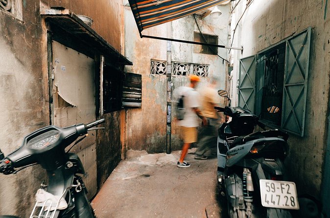 Private and Exclusive Hidden Gems and All Highlights - Temples, Old Apartments, and Alleyways: Why the Route Matters