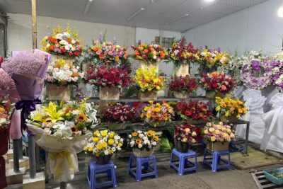 Private Craft Beer and Sightseeing Adventure Tour on Scooter in Ho Chi Minh City - Stop 2: Ho Thi Ky Flower Market and Chợ Campuchia photo time
