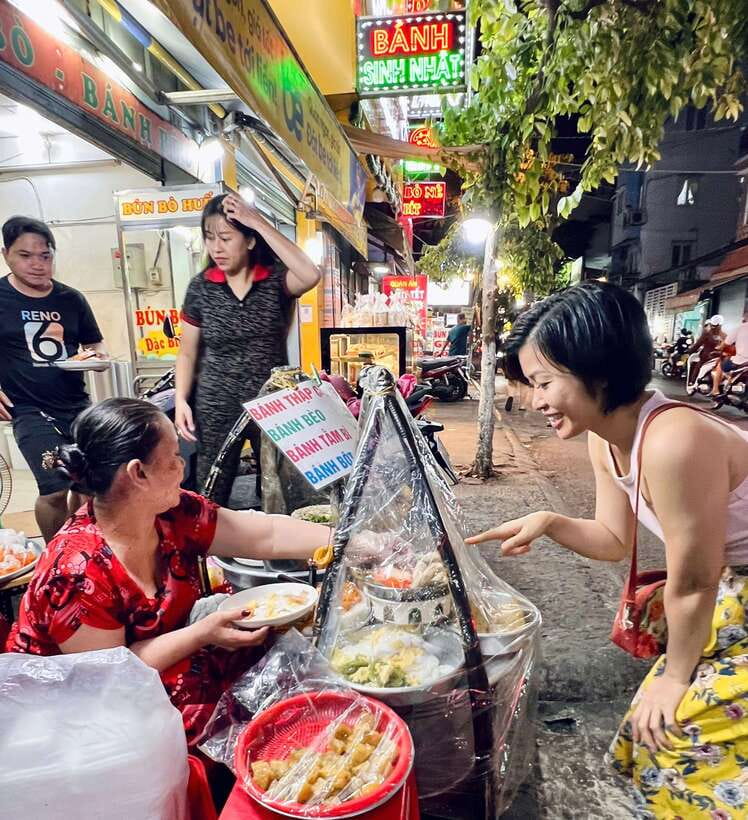 Street Food Walking Tour with a Cooking Instructor - District 4 Street Food: The Local Scene, Not the Restaurant Script